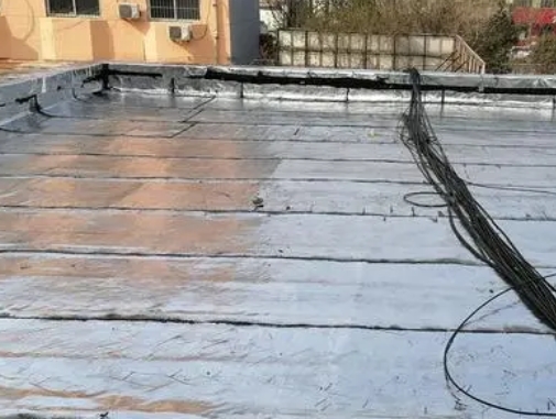 昆明市卫生间漏水维修公司分享下昆明市屋面楼顶防水刚性防水层施工要点。